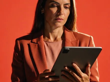 Profissional de despacho aduaneiro analisando informações em um tablet.