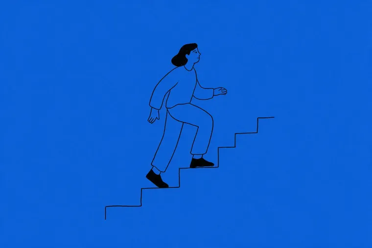 Ilustração de uma pessoa avançando por degraus, representando a evolução da estrutura de gestão.