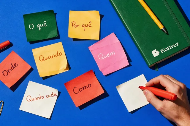 Post-its com os sete campos do plano de ação 5W2H: o quê, por quê, onde, quando, quem, como e quanto custa.